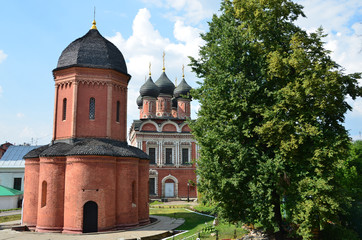 Fototapeta na wymiar Szybkie Pietrowski Klasztor w Moskwie, Katedra w 16 wieku