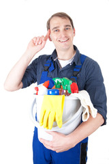 Mann mit Putzeimer voller Reiniger