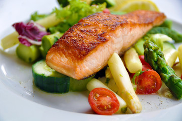 Lachs auf Spargelsalat