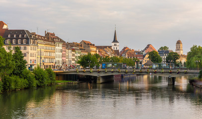 Fototapeta na wymiar Widok Strasburga nad rzeki Ill - Alzacja, Francja