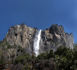 Fototapeta na wymiar Bridal Veil Falls i El Capitan klifu
