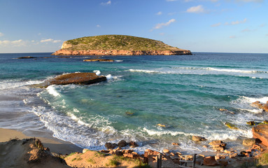Playa de Cala Comte en Ibiza, España