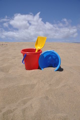 Fototapeta na wymiar Zabawki w piasku