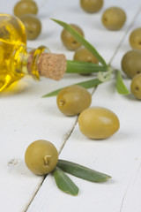 aceitunas y botella de aceite, fondos de alimentos