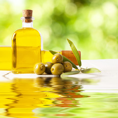 aceitunas y botella de aceite, fondos de alimentos