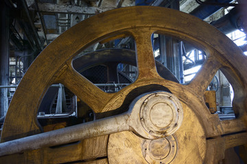 In der Fabrik: Historisches Maschinenrad