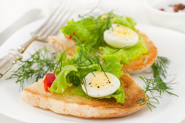 sandwich with quail eggs