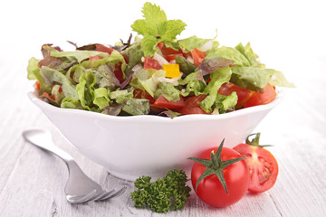 bowl of salad and tomato