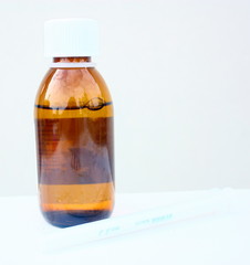 bouteille sirop et pipette dosante