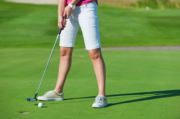 Obraz premium Woman playing golf