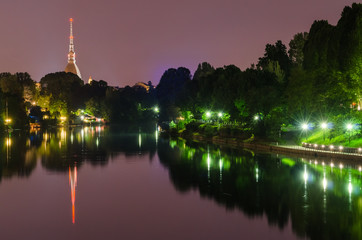 Fototapeta na wymiar Turyn, w nocy panoramy z rzeki Pad i Mole Antonelliana