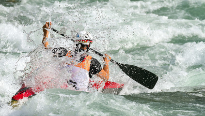 discesa nelle rapide con canoa