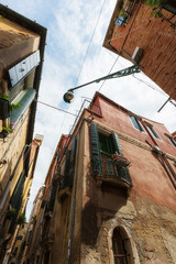 Fototapeta na wymiar Szeroki kąt strzału ulicznego skrzyżowania w Wenecji
