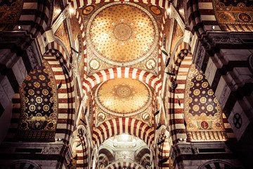 Fototapeta na wymiar Notre-Dame de la Garde bazylika w Marsylia, Francja
