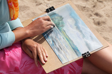 girl hands draw a picture