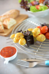 Spieß mit Sojafleisch,Kartoffeln,Tomate und Gewürzgurke