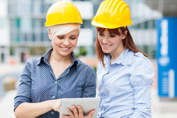 Female constructors are discussing their project