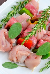 Spiedini di carne mista e peperoni