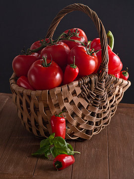 Gem&uuml;sekorb mit Paprika und Tomaten