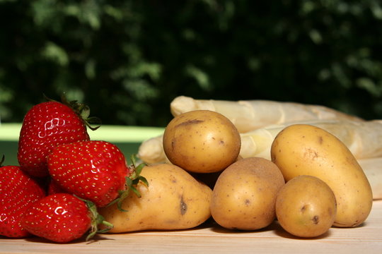 Frische Kartoffeln, Spargel und Erdbeeren