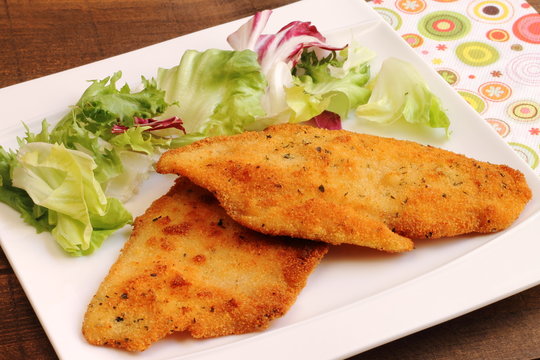 Pollo rebozado con ensalada