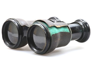 altes Fernglas isoliert auf weißem Hintergrund