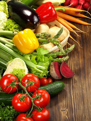Frisches Gemüse mit Strauchtomaten - Hochformat