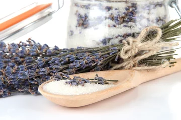 Foto op Plexiglas Jar of lavender sugar and fresh lavender flowers isolated © Africa Studio