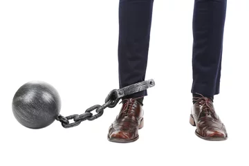 Zelfklevend Fotobehang Bol Zakelijke werknemer met bal en ketting bevestigd aan de voet geïsoleerd