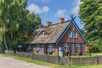 Fototapeta na wymiar Tradycyjny drewniany dom na Mierzei Kurońskiej