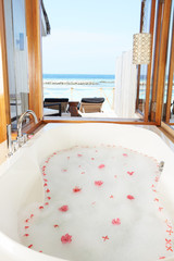 Obraz na płótnie Canvas Luxury Hotel Bathroom With Ocean View