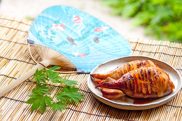 うちわと焼きイカ