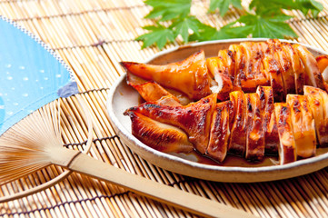 うちわと焼きイカ