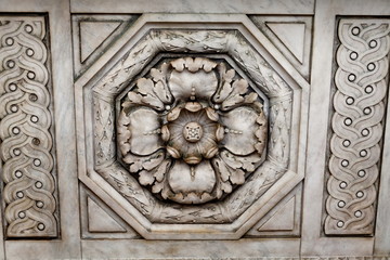 fleur sculptée en pierre (plafond)