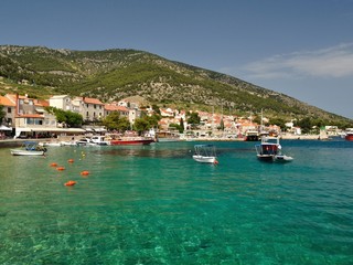 Geweldig strand in Bol, eiland Brac, provincie Split-Dalmatië, Kroatië