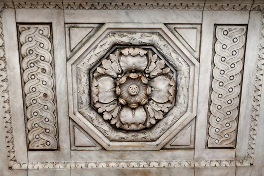fleur sculptée en pierre (plafond)