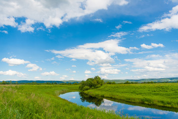 Fototapeta na wymiar Spokojny letni krajobraz wsi