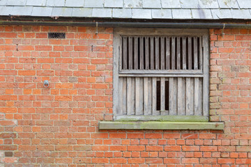 Fototapeta na wymiar Drewniane ramy okna z budynku gospodarczego