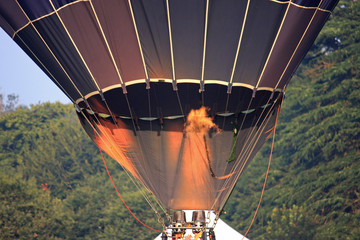 Naklejka premium Hot air balloon preparing for launch