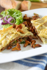 Mit Pfifferlingen gefülltes Sojasteak im Blätterteig