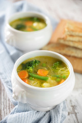 Suppe mit Fadennudeln und Gemüse