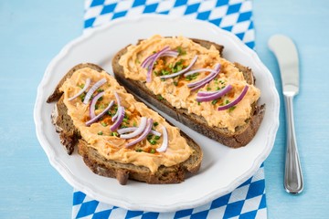Roggenbrot mit Obatzda und Zwiebel