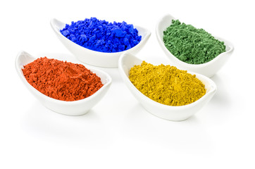 Bunte Farbpigmente in Porzellanschälchen