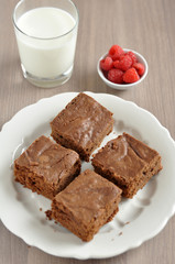 Schokoladen Brownie mit Himbeeren