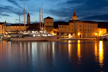 Obraz na płótnie Canvas Night view of Trogir