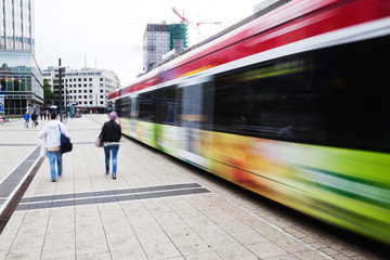 Stra&szlig;enbahn im Bankenviertel von Frankfurt am Main
