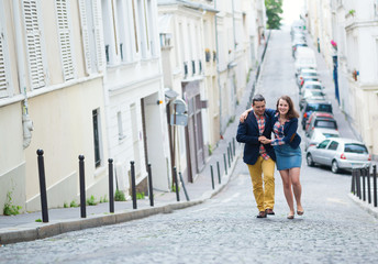 Obraz premium Happy couple walking together in Paris