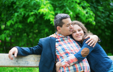 Obraz premium Happy couple outdoors, hugging