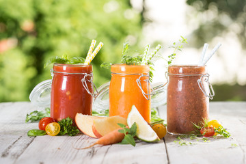 Verschieden Gemüsesmoothies mit grünem Hintergrund