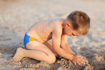 Fototapeta na wymiar Child playing on the beach